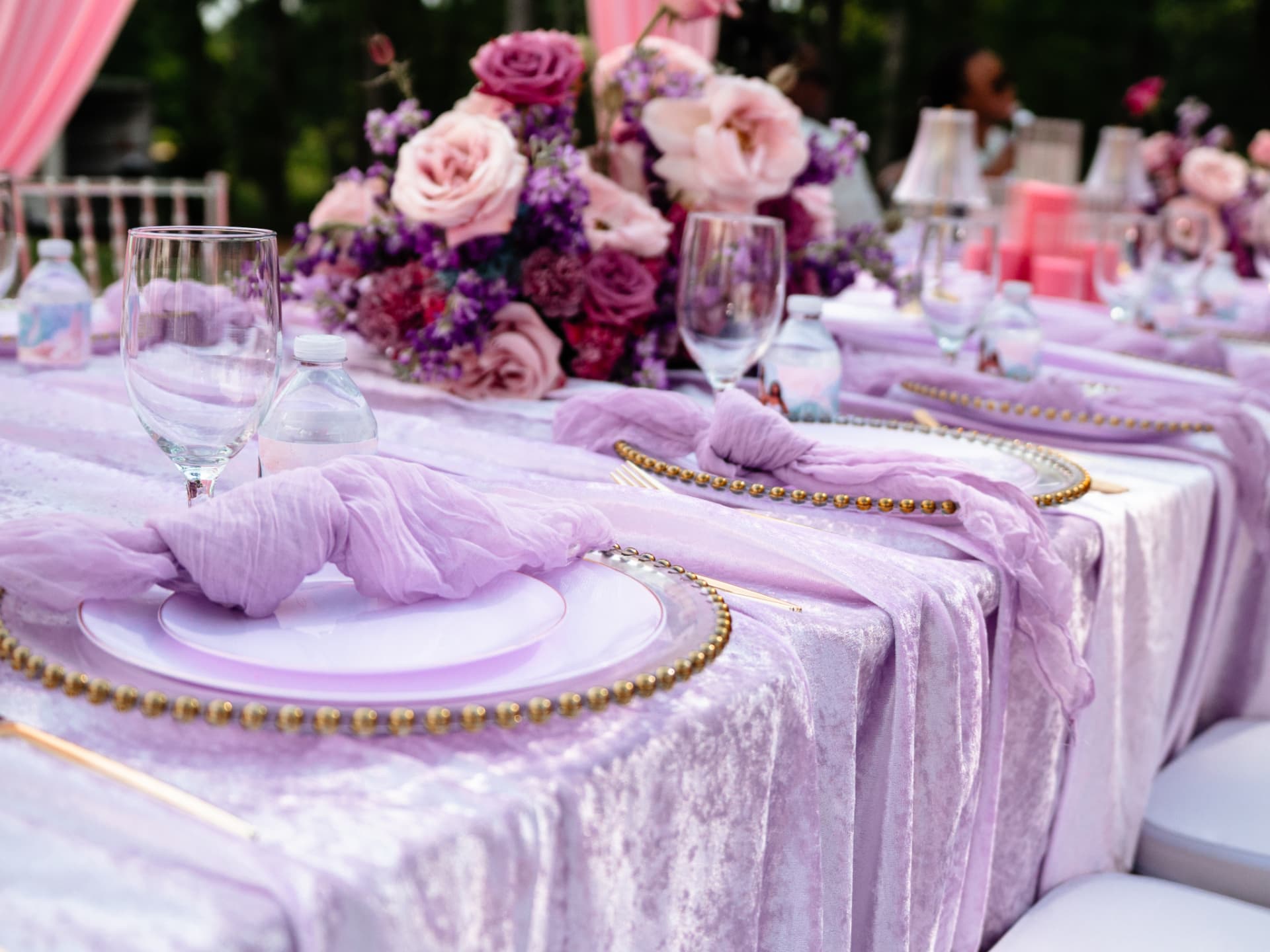 Lavender tablescape with gold-beaded chargers and roses